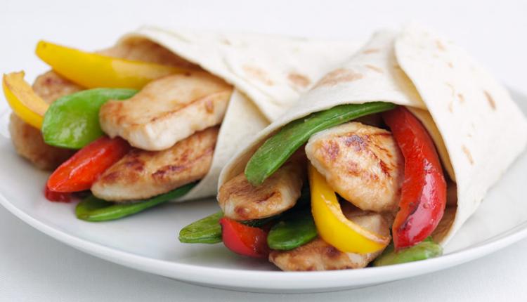 Comida saludable: wrap de pollo con vegetales.