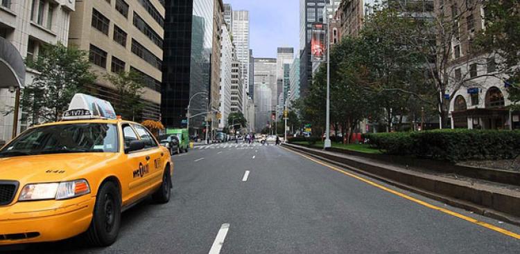 Un taxi en una ciudad durante el verano. 