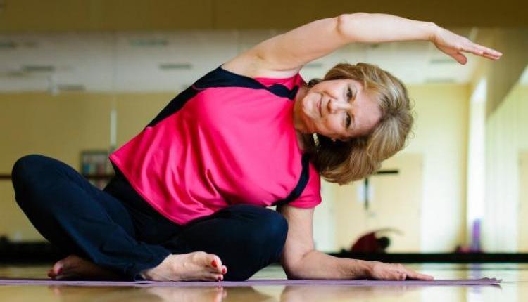 Mujer de mediana edad en postura de yoga.