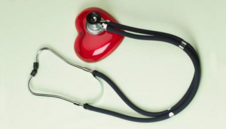 stethoscope-on-plastic-heart