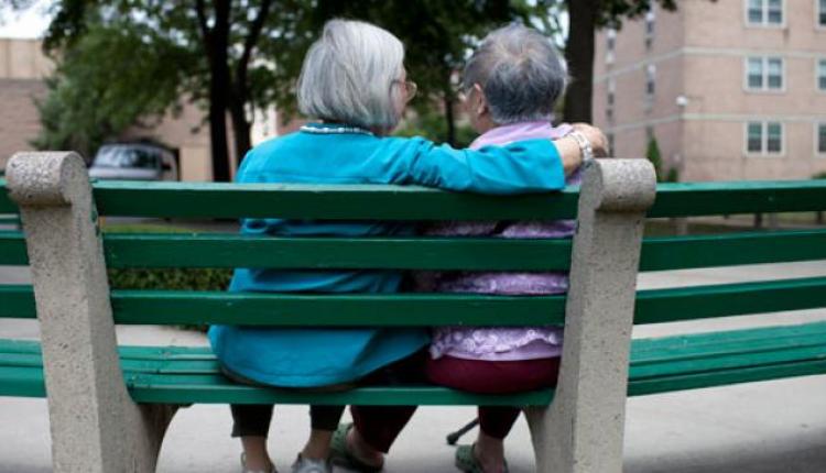 兩位老婦人坐在公園長椅上